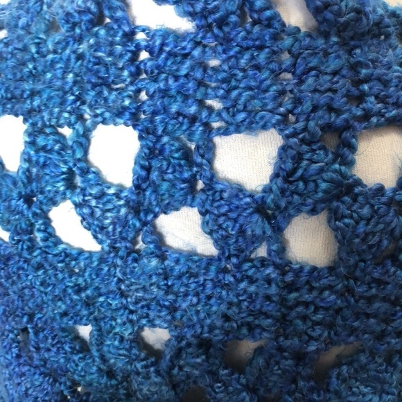 Royal blue hand knitted shall - Picture 5 of 7